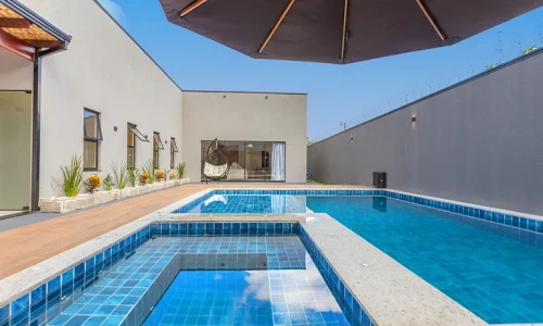casa-luxuosa-recem-construida-com-piscina-e-hidro (1)