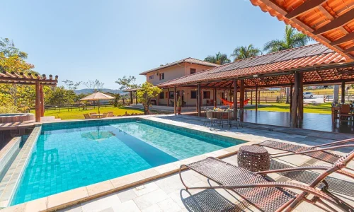 refugio-no-cerrado-com-lago-piscina-e-jacuzzi (1)