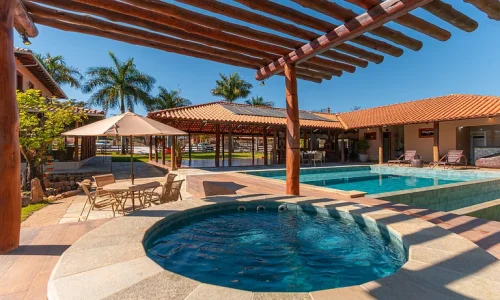 refugio-no-cerrado-com-lago-piscina-e-jacuzzi (2)