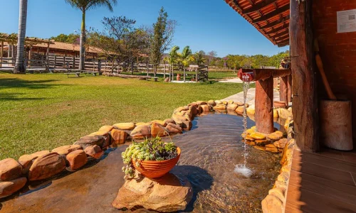 refugio-no-cerrado-com-lago-piscina-e-jacuzzi (7)