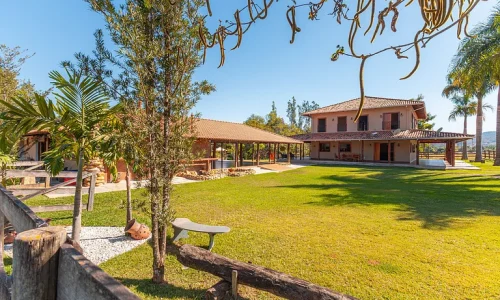 refugio-no-cerrado-com-lago-piscina-e-jacuzzi